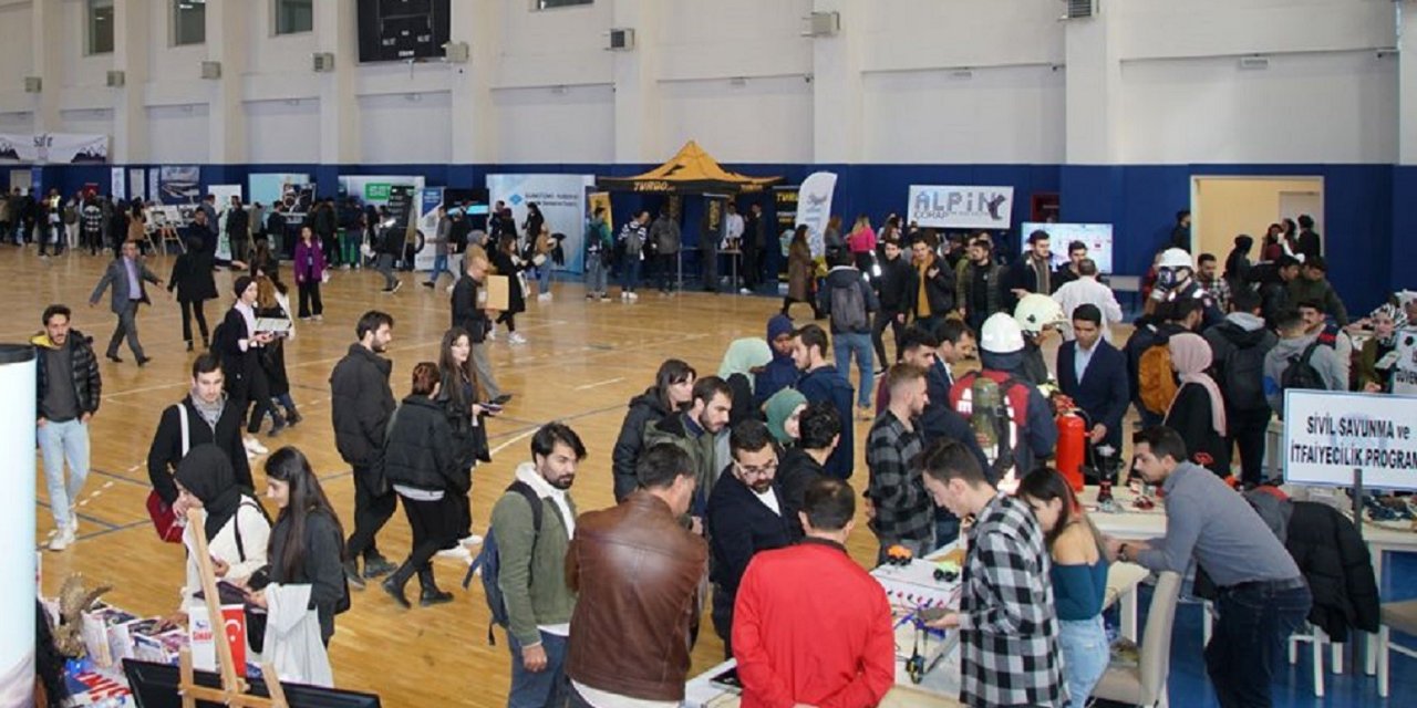 Üniversite öğrencileri mezun olmadan çalışma hayatını tanıdı, iş başvurusu yaptı