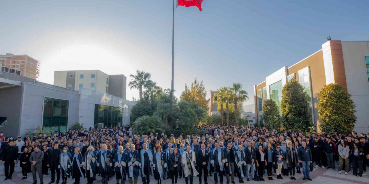 "Atatürk kendi rızasıyla kendi gücünü azaltan bir lider, bu tarihte az karşımıza çıkıyor"