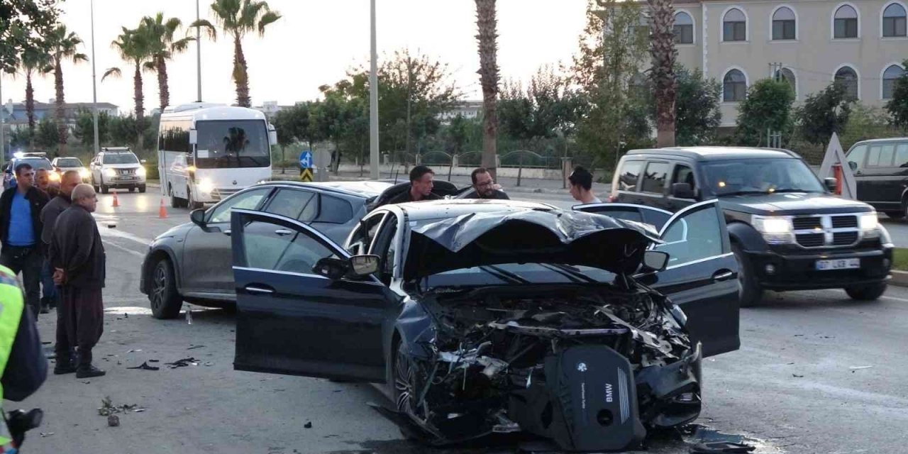 Antalya’da çarpışan otomobiller hurdaya döndü: 1 yaralı