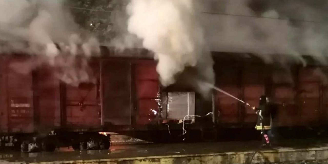 Osmaniye’de parke yüklü vagon yandı