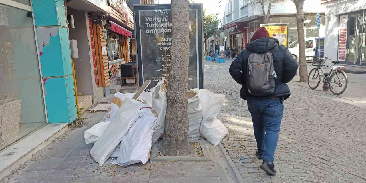 Harfiyat torbaları kaldırımı kapadı