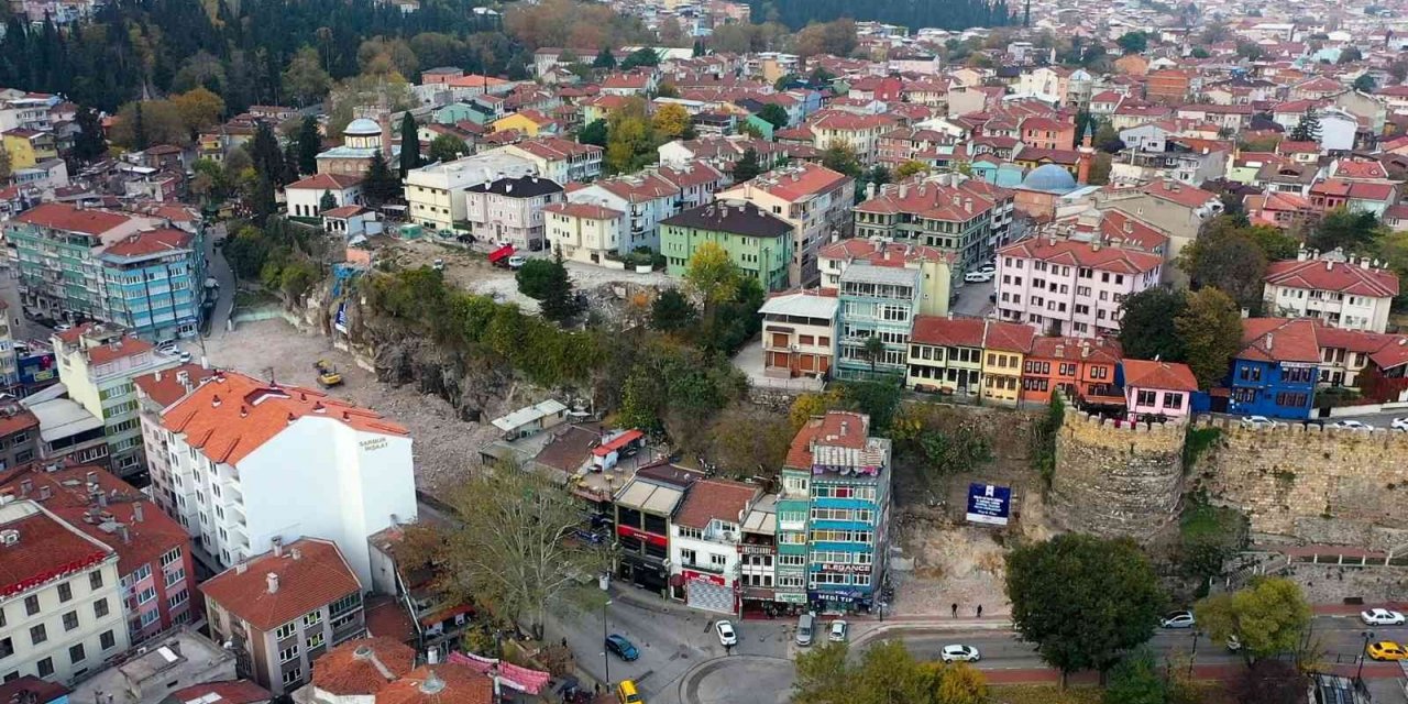 Bursa’da binalar yıkılıyor, tarihi surlar ortaya çıkıyor