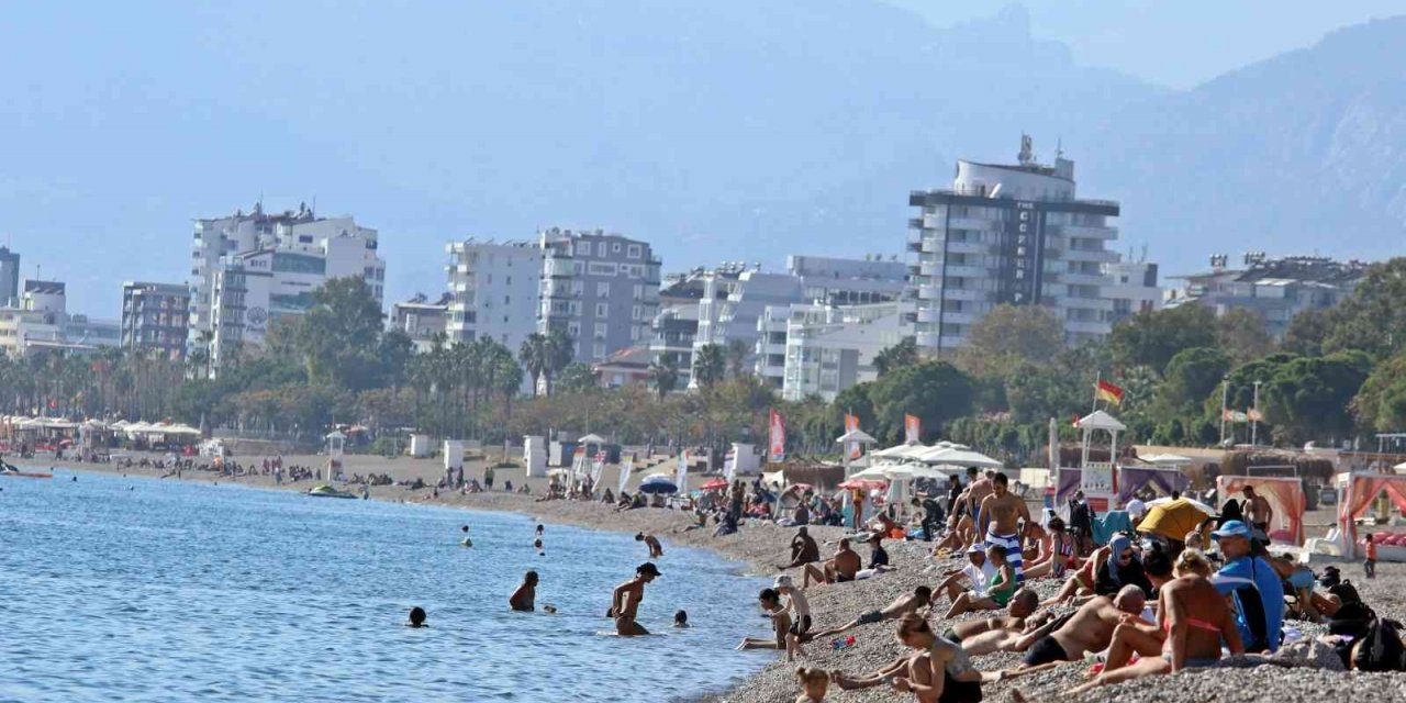 Doğu buz kesmeye başladı, Antalya’da yaz devam ediyor