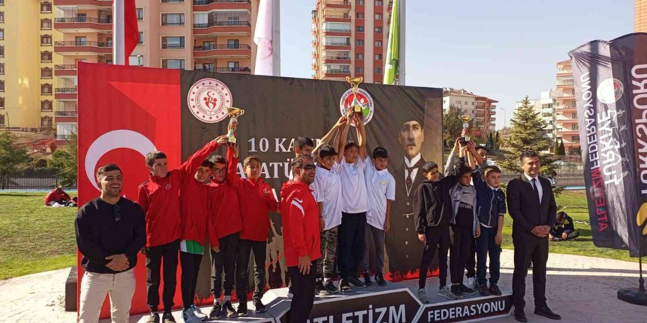 Eskişehirli sporcular 10 Kasım koşusunu dereceyle tamamladı