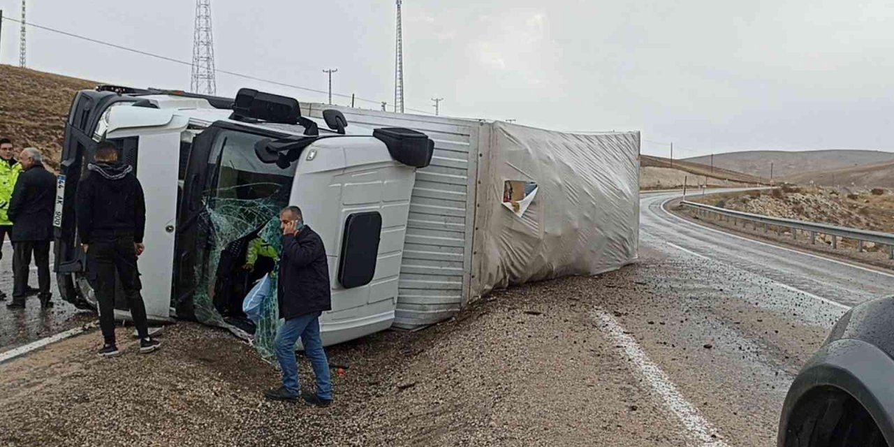 Gürün’de kamyon devrildi: 1 yaralı