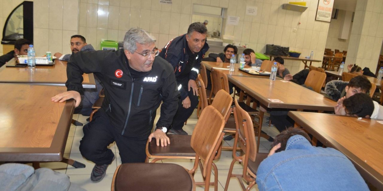 Öğrencilere yönelik ‘Deprem Anı, Çök Kapan Tutun ve Tahliye’ tatbikatı yapıldı