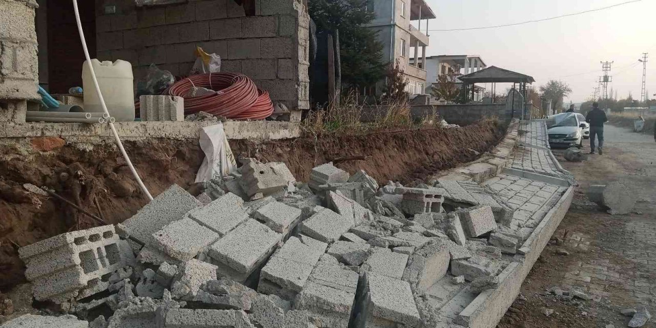 Üzerine duvar devrilen işçi hayatını kaybetti