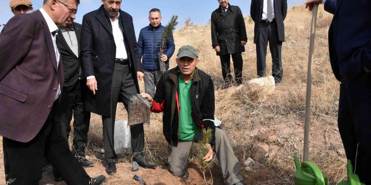 KTO yönetimi Hatıra Ormanı’na fidan dikti