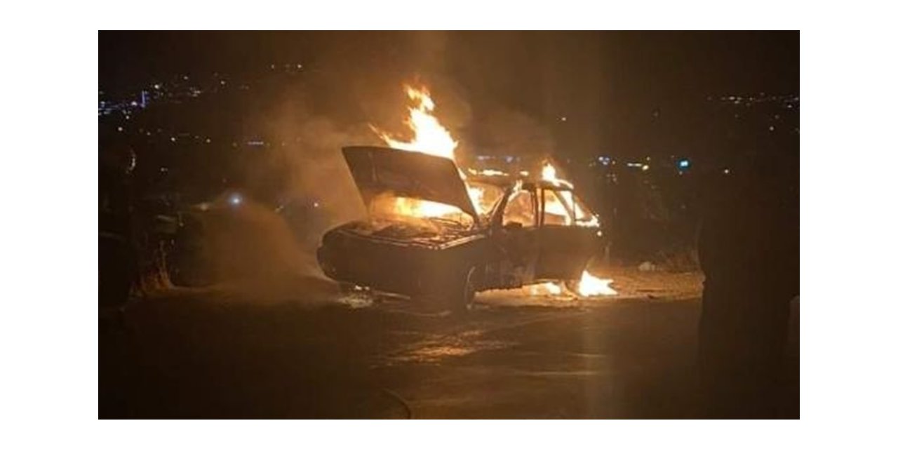 Elektrik tesisatından çıkan yangın otomobili küle çevirdi