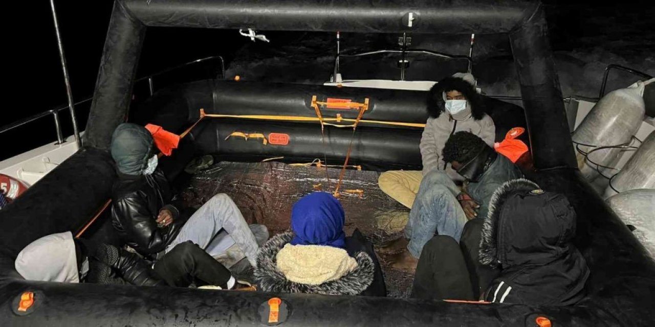 Yunanistan’ın ittiği 6 düzensiz göçmen kurtarıldı