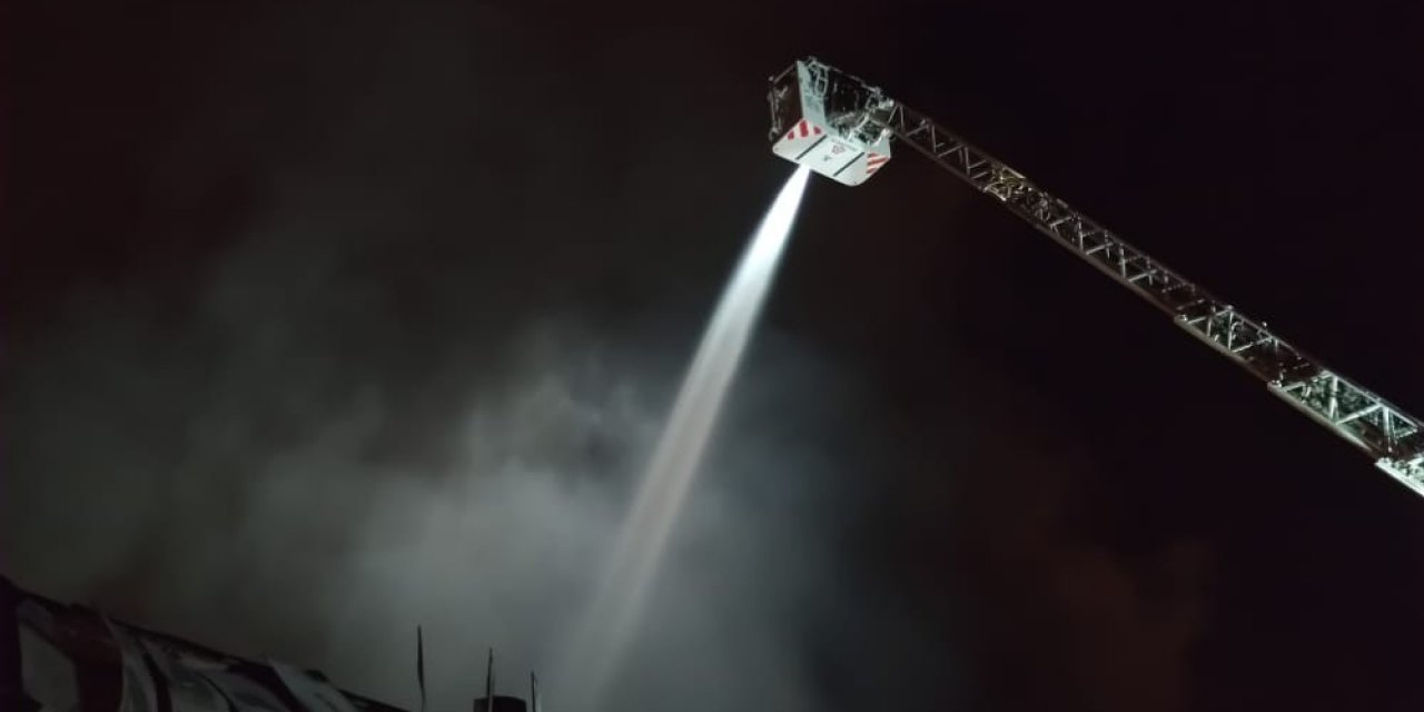 Hatay’da mobilya fabrikası alevlere teslim oldu, fabrika kullanılamaz hale geldi