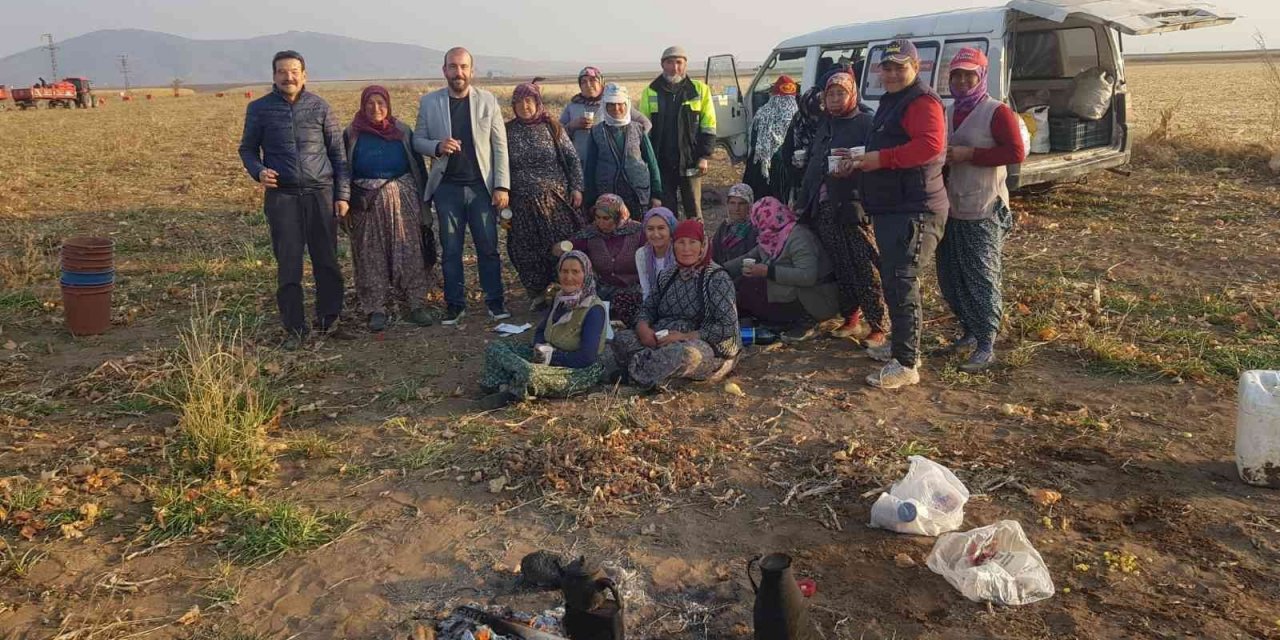 Başkan Erden soğan tarlasında çalışan kadınların sorunlarını dinledi