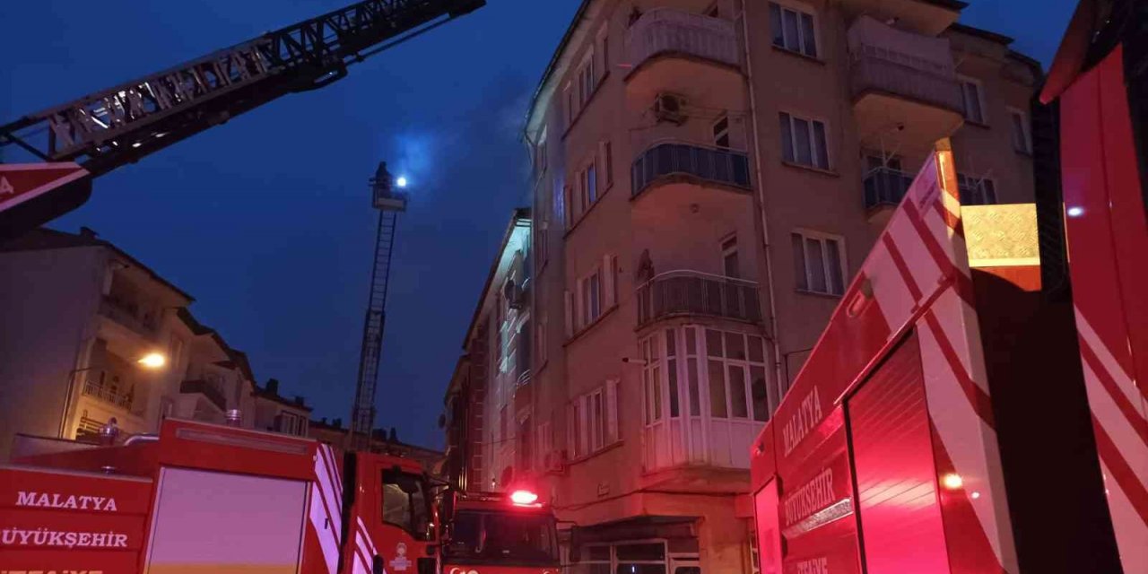 Malatya’da korkutan çatı yangını