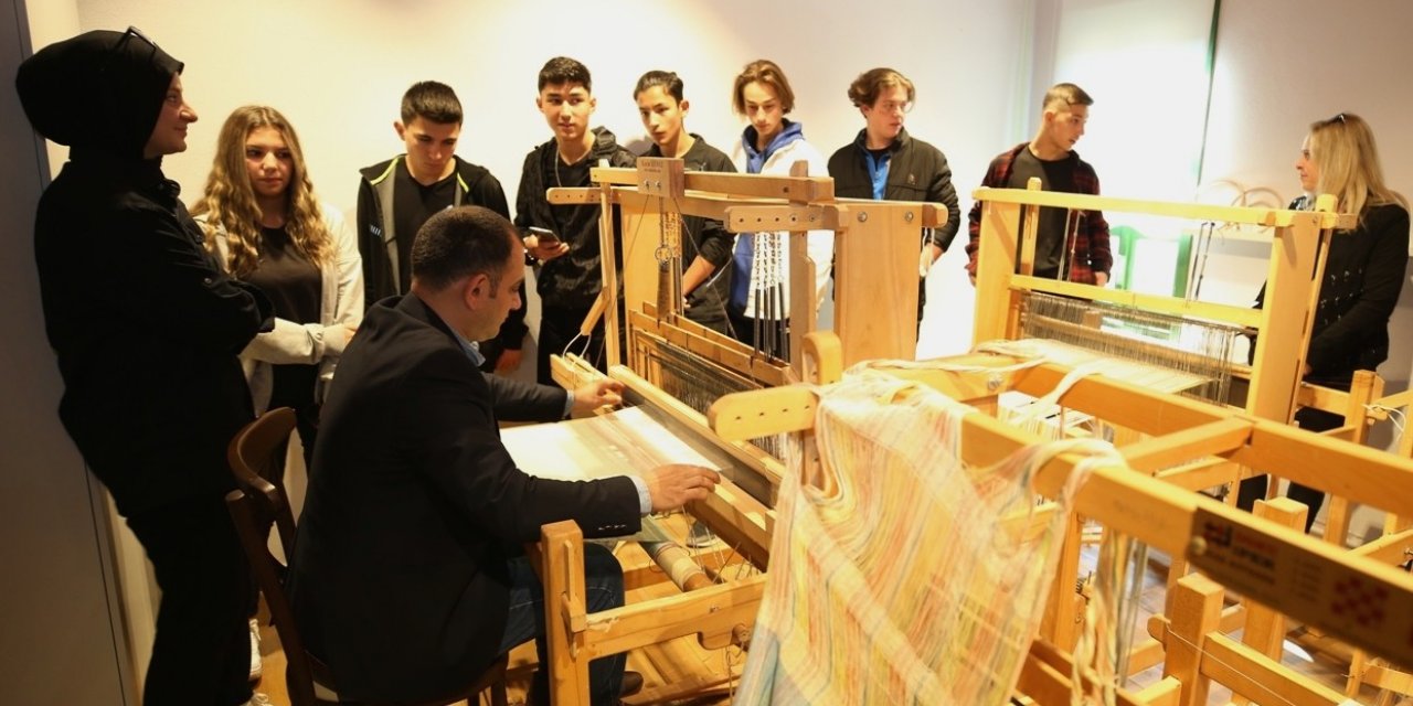 “İpek Mendil” öyküsü eşliğinde ipeğin yolcuğunu öğrendiler