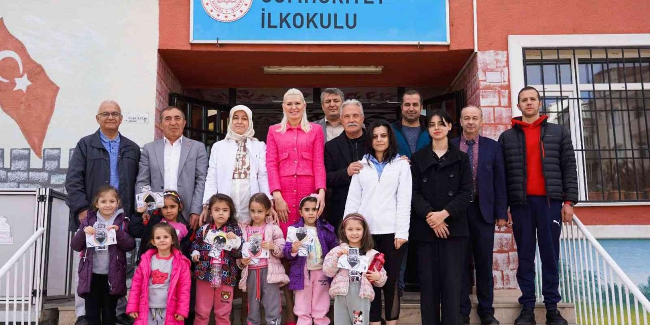 Dönüşüme kazandırılan atıklar öğrencilere kırtasiye malzemesi olarak geri döndü