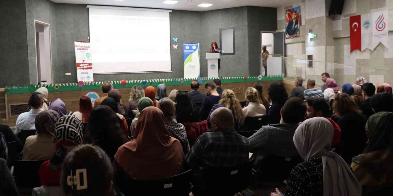 Büyükşehir’in 7’nci Mutlu Evlilik Akademisi, ilk haftasında tam not aldı