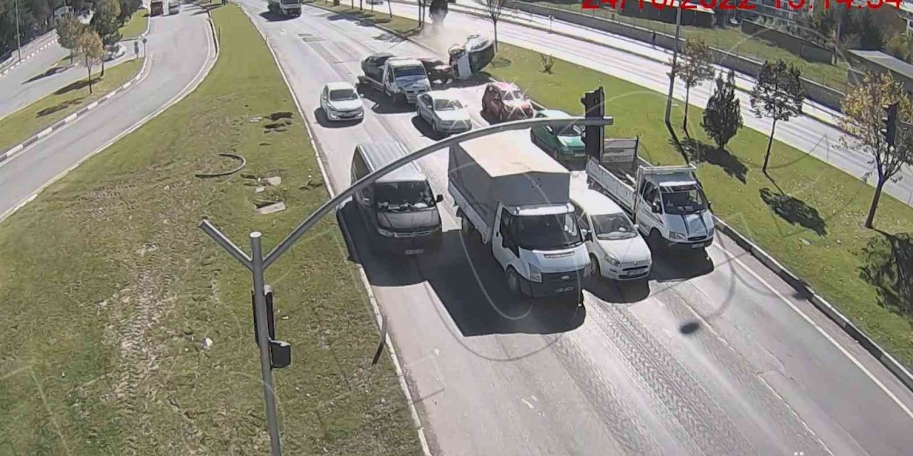 Farklı illerde dikkatsizlik sonucu meydana gelen trafik kazaları KGYS görüntülerine yansıdı