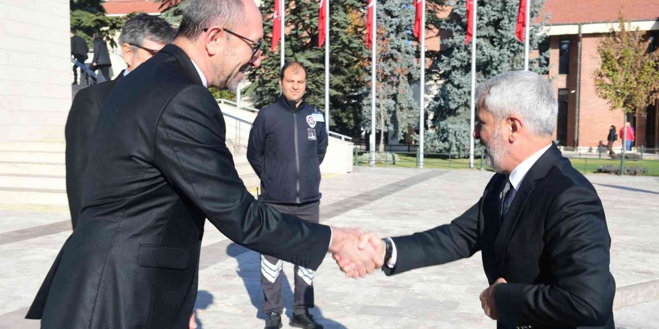 Milletvekili Sadak, "Anadolu Üniversitesi tüm Türk dünyasının üniversitesidir"
