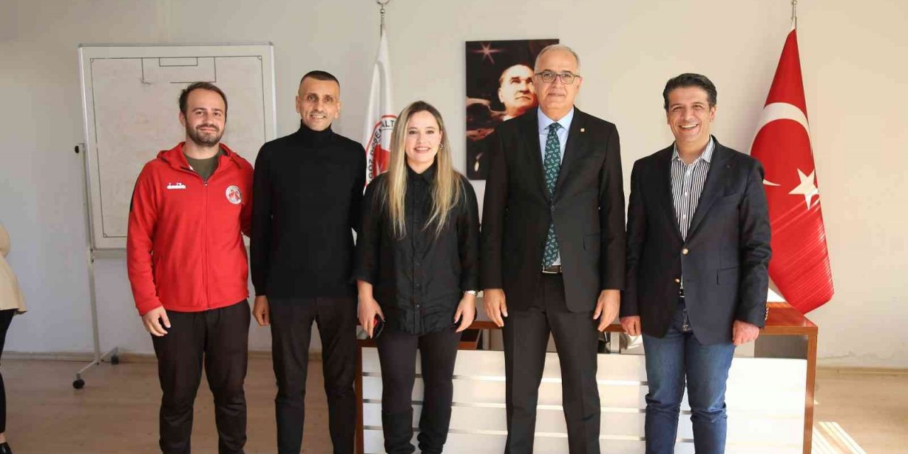 Turgay Genç:  “Kadın voleybol takımımız gururumuz”