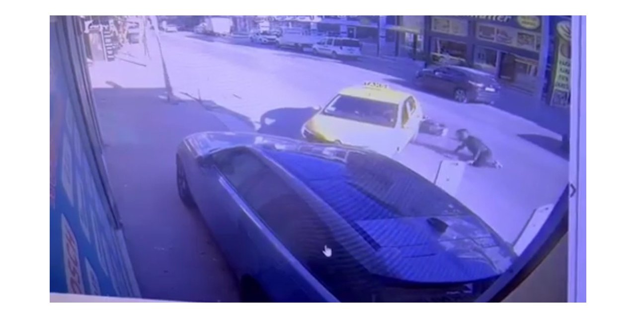 U dönüşü yapmak isteyen taksi ile motosiklet çarpıştı