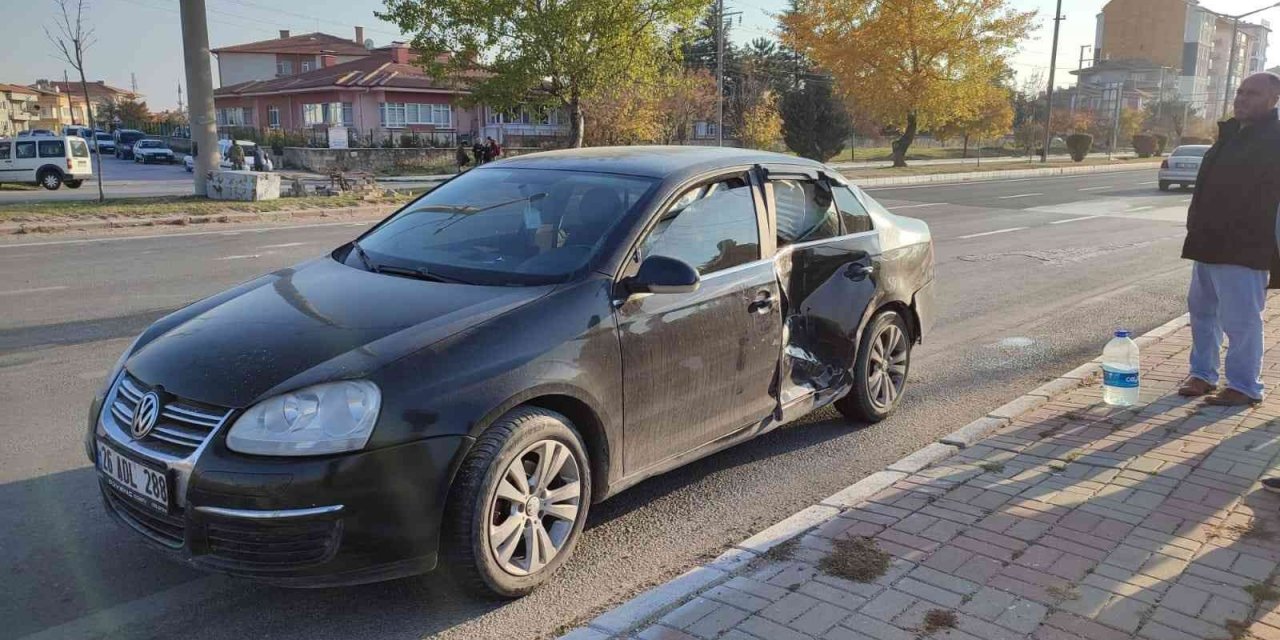 2 aracın çarpıştığı kazada üç kişi yaralandı