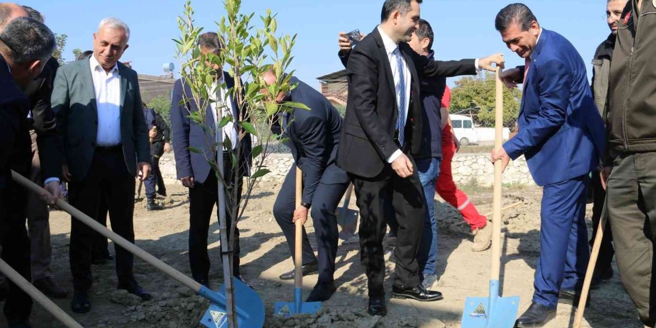 Kozan’da yüzlerce fidan toprakla buluştu