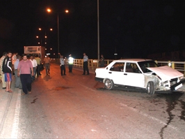 Kamyonet ile otomobil üst geçitte çarpıştı