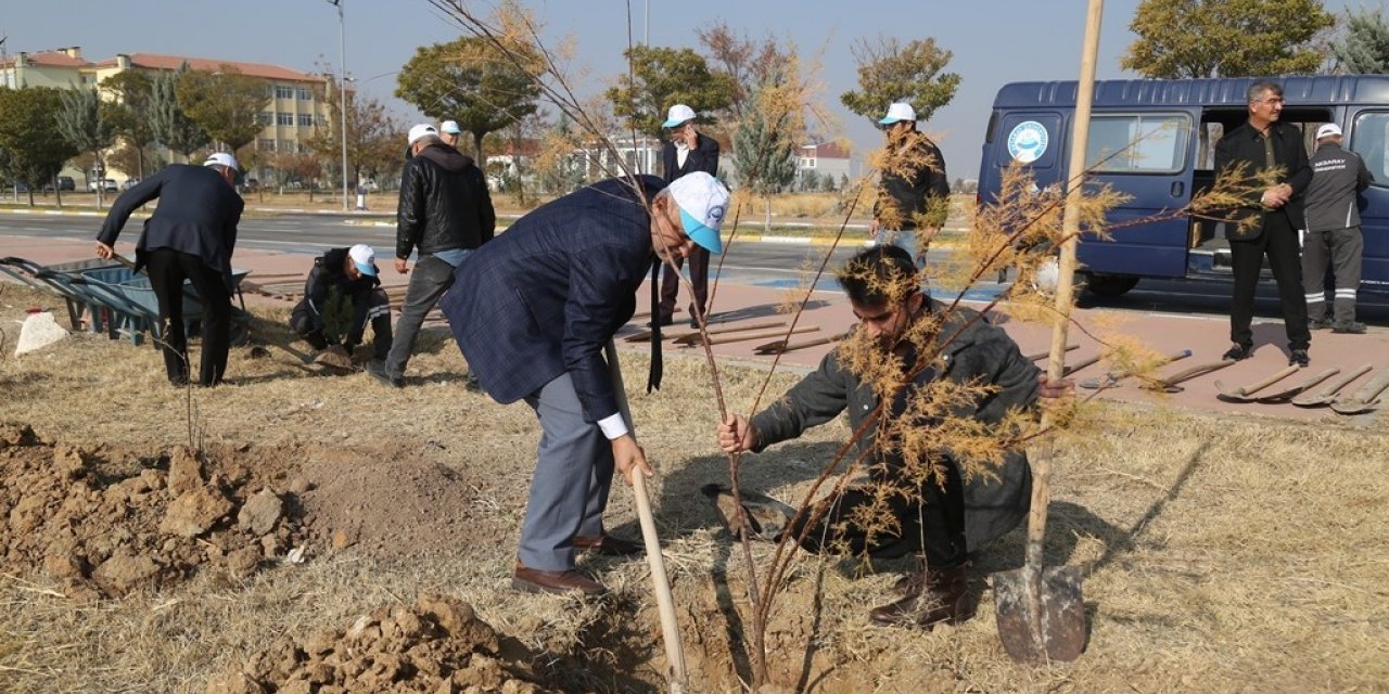 ASÜ’de 435 fidan toprakla buluşturuldu