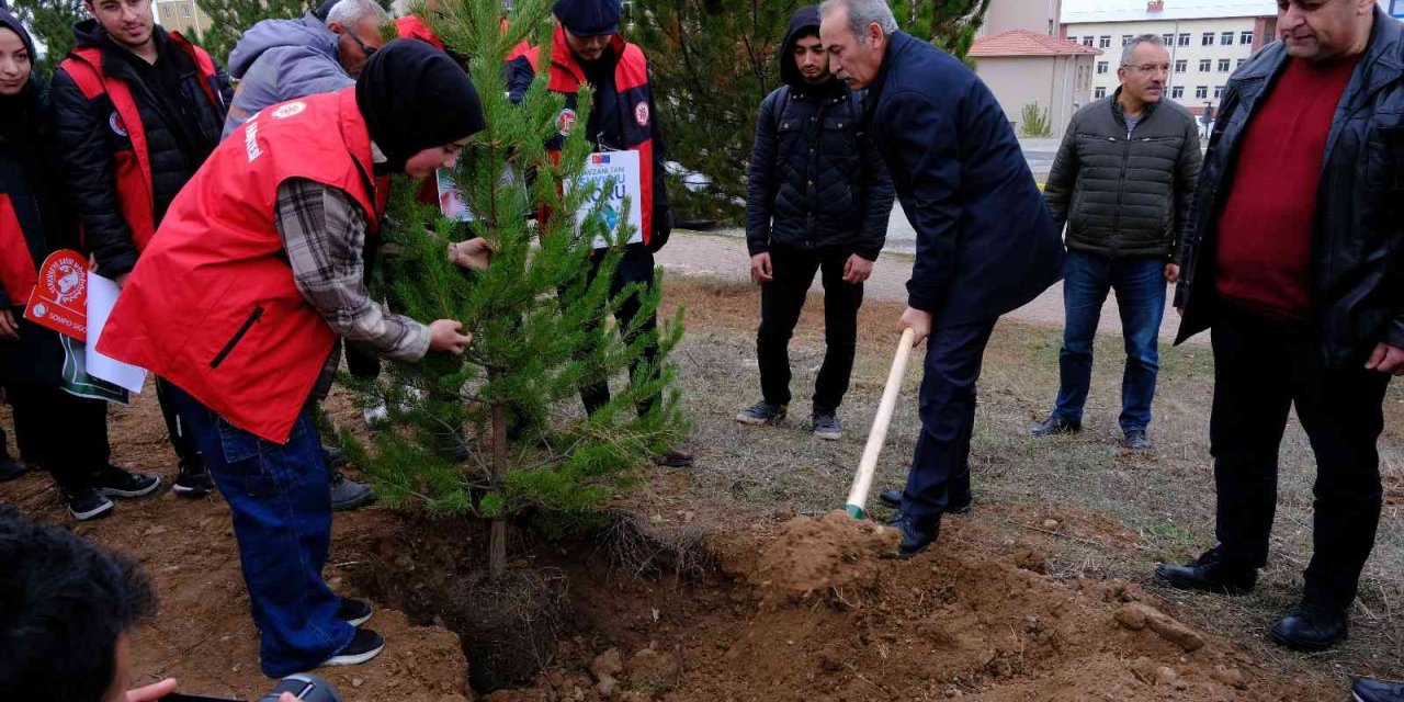 SCÜ’de onlarca fidan toprakla buluştu
