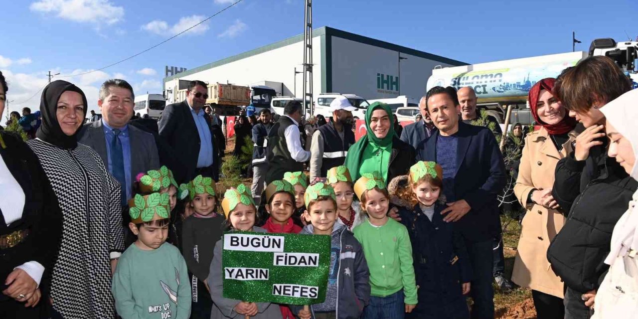 Tuzla’da Milli Ağaçlandırma Günü’nde şehit ve gaziler için ağaç dikildi