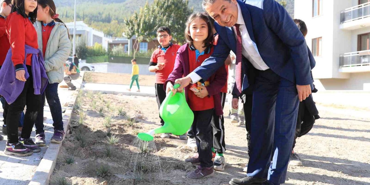 Pamukkale Belediyesi 11 bin 11 fidanı toprakla buluşturdu