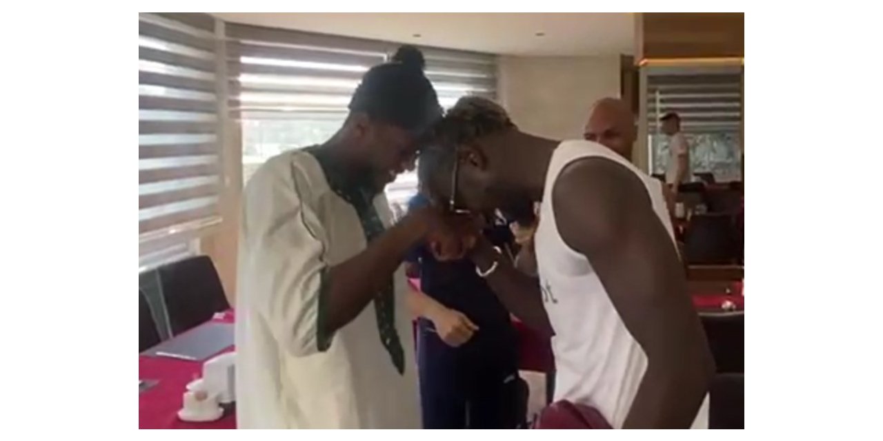 Famara Diedhiou sevincini takım arkadaşlarıyla paylaştı