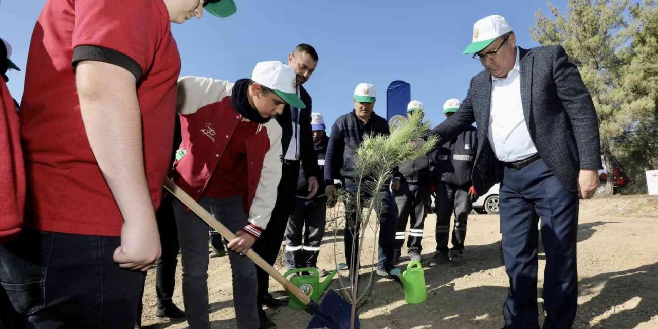 Başkan Çerçi öğrencilerle birlikte fidan dikti