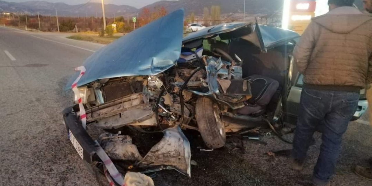 Tomruk yüklü kamyon otomobille çarpışt; 2 yaralı