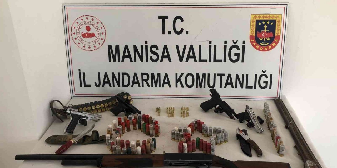 Turgutlu’da bir evde yapılan aramada çok sayıda silah ele geçirildi
