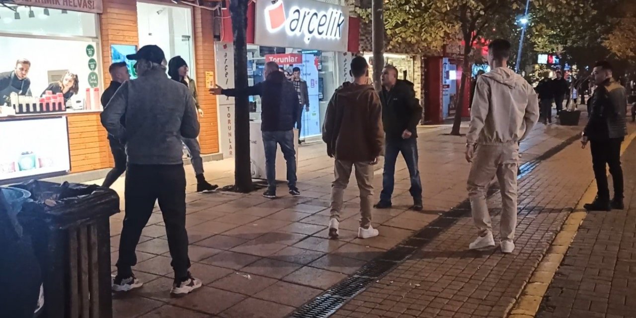 Köpeğe tekme atan şahsa meydan dayağı