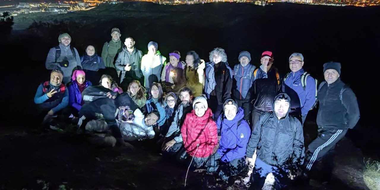 Gece yürüyüşçülerine dolunay eşlik etti