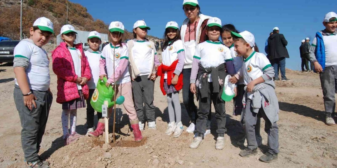 Sultandağı’nda 204 fidan toprakla buluştu