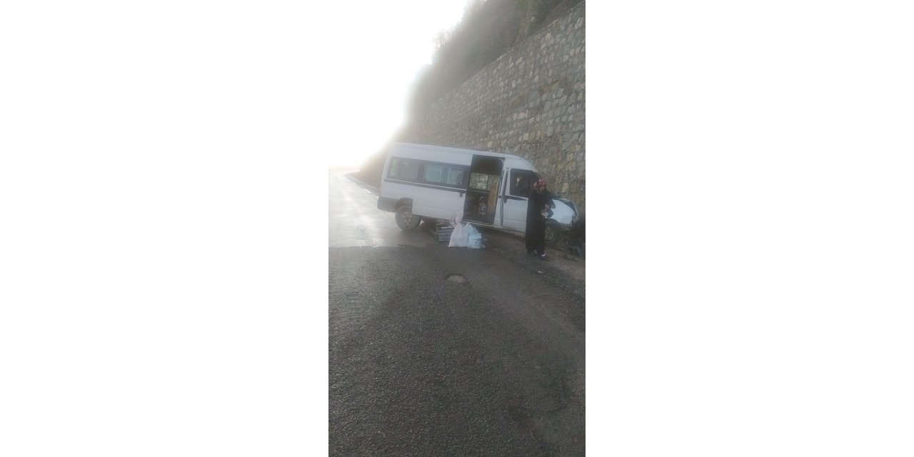 Buzlu yolda kontrolden çıkan minibüs duvara çarptı: 2 yaralı