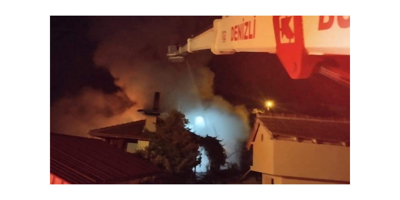 Alevlerin sardığı evin çatısı kullanılamaz hale geldi