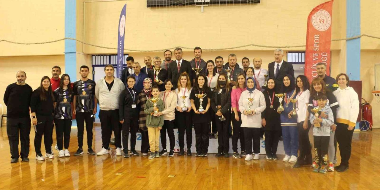 Bu defa öğretmenler şampiyonluk için ter döktü