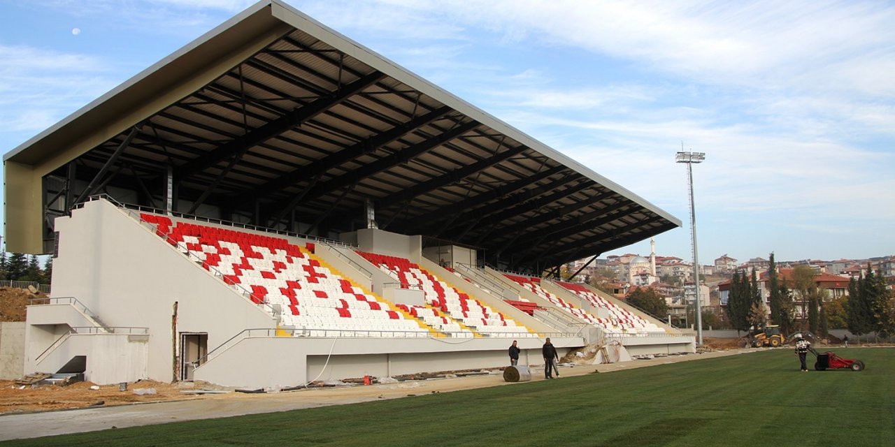 Kula ilçe stadı yenilenen yüzüyle hizmete hazırlanıyor