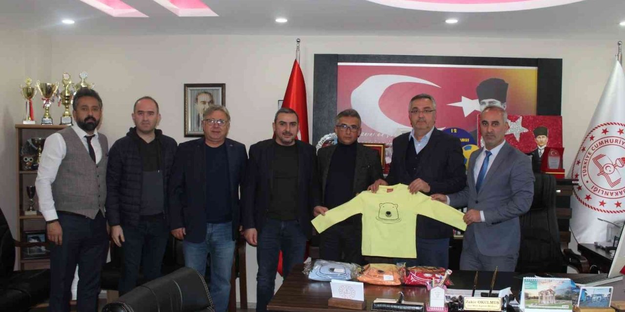 STSO’dan Kula’daki ihtiyaç sahibi öğrencilere eşofman takımı