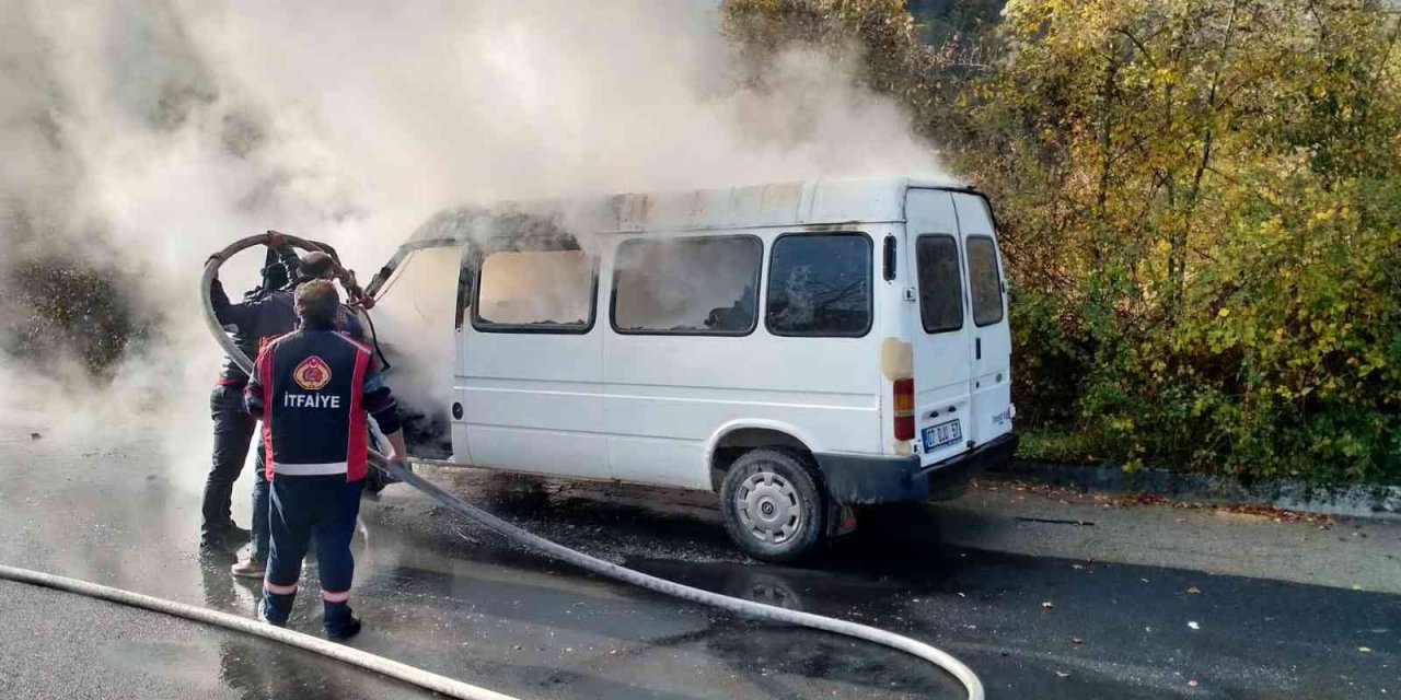 Seyir halindeyken alev alan minibüs yandı