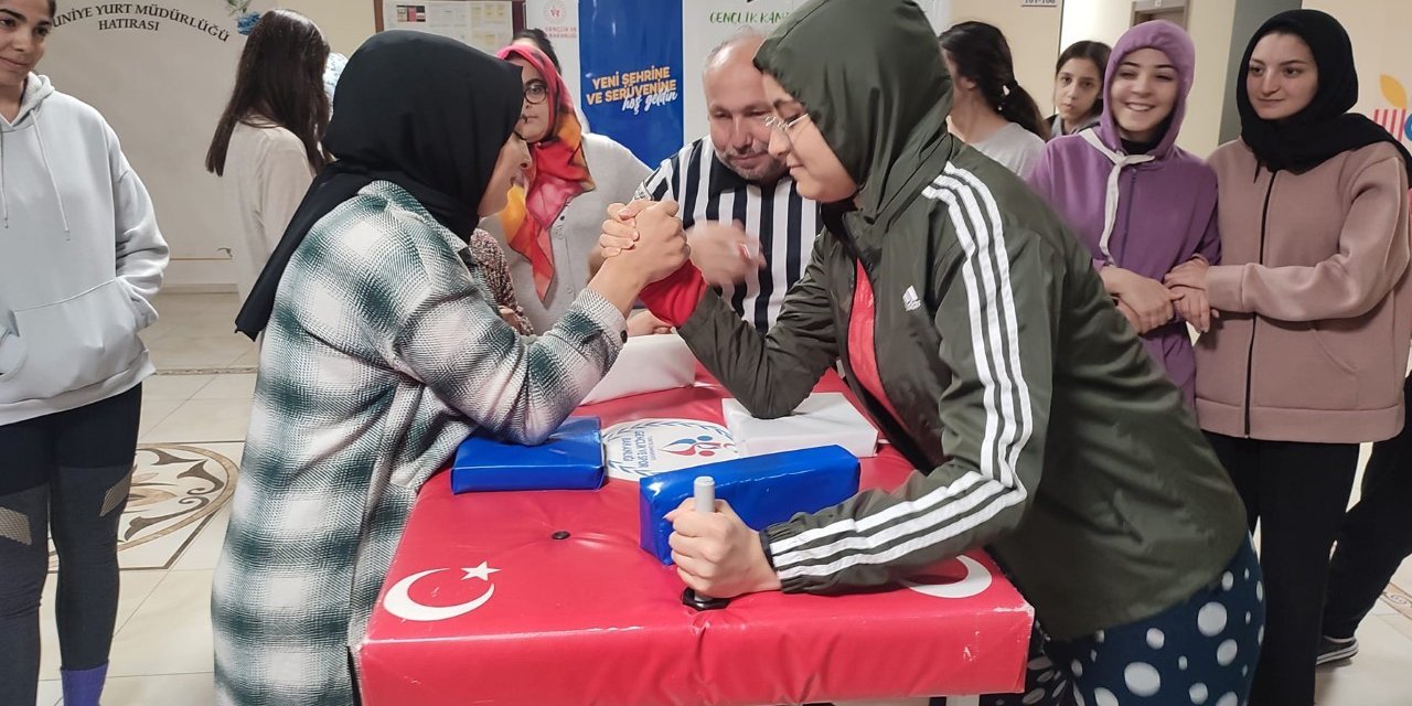Karaman’da bilek güreşi turnuvası düzenlendi