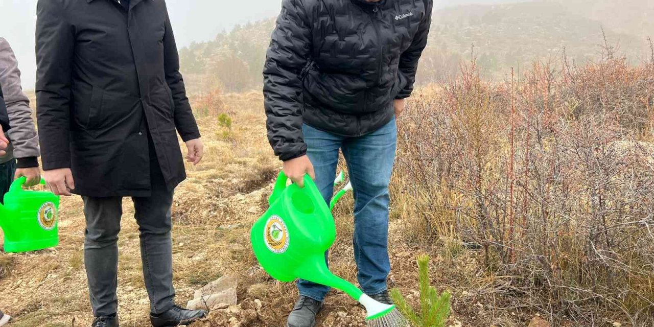 Ak Gençler 500 fidanı toprakla buluşturdu