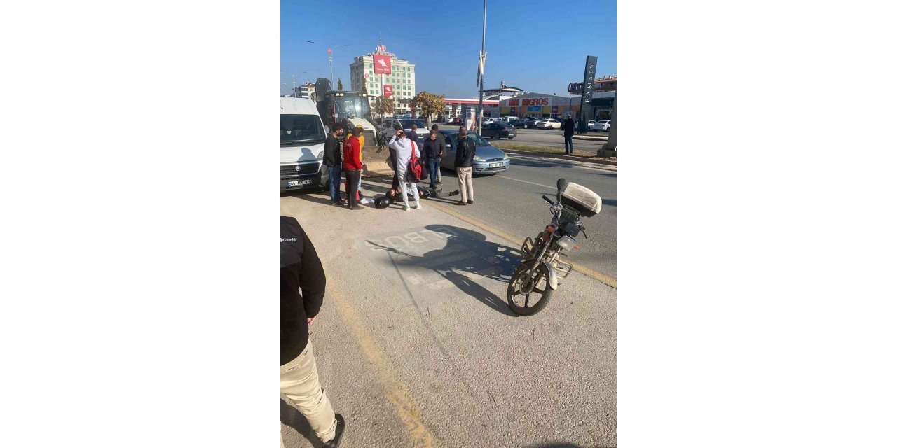 Motorlu kuryeye çarpıp olay yerinden kaçtı