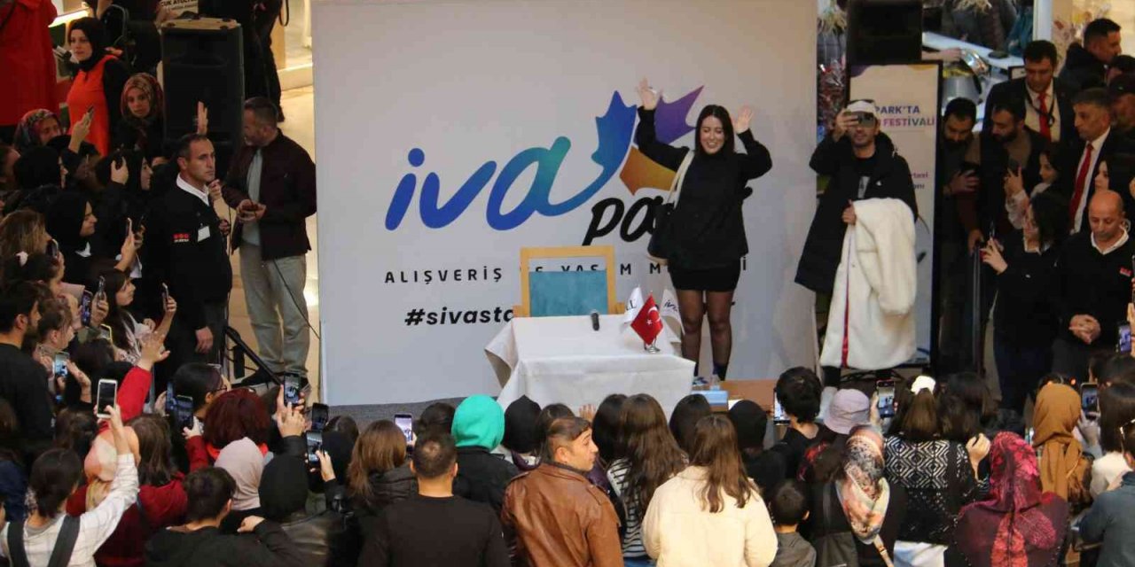 İVA PARK AVM’ imza kuyruğu, onu gören telefonuna sarıldı