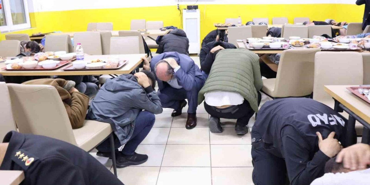 Vali Karadeniz öğrencilerle birlikte tatbikata katıldı