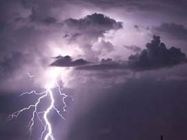 Beş kez yıldırım çarpan çiftçi ölmüyor!